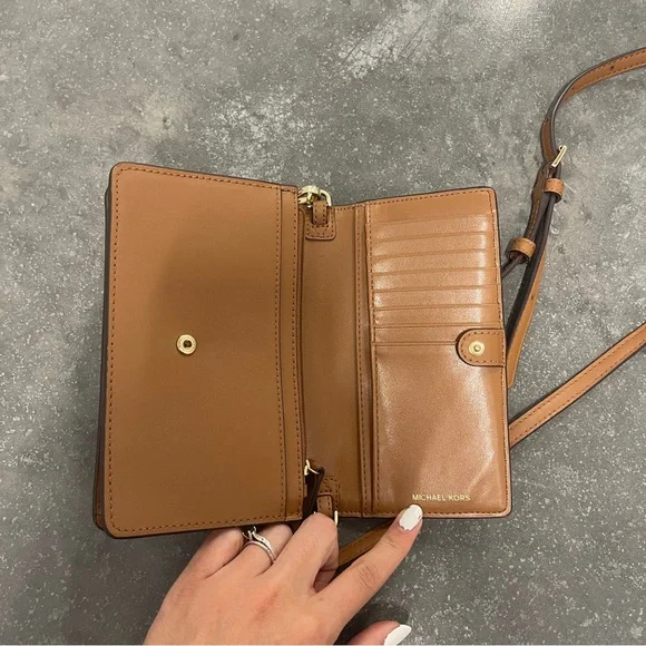 Michael Kors Jet Set logo-print crossbody bag - Picture 8 of 9